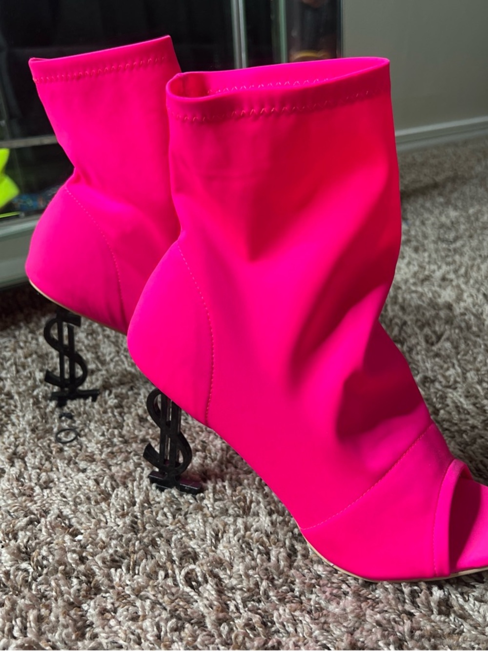 🆕 BOUTIQUE Hot Pink Stretch Sock Booties with Money Heel 💰